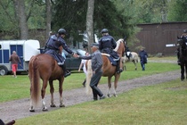 Ratsastava poliisi saapui saareen