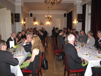 Juhlaväki illallistamassa